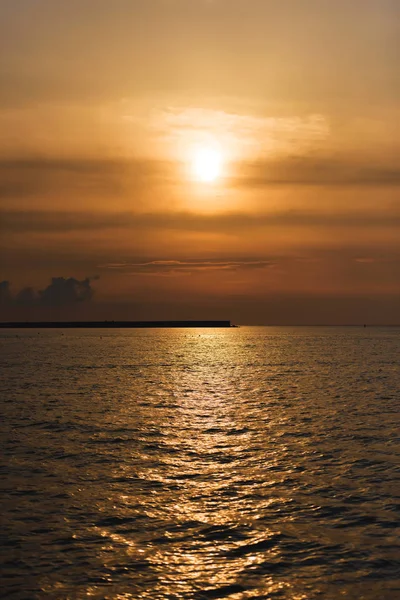 Pier Van Zwarte Zee Zonsondergang Een Bewolkte Hemel Zon Wordt — Stockfoto