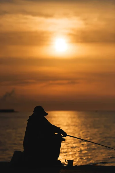 Pescador Pescando Atardecer Embarcadero Del Mar Negro Puesta Sol Refleja — Foto de Stock
