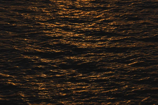 Puesta Sol Refleja Superficie Del Agua Mar Negro Olas Superficie — Foto de Stock