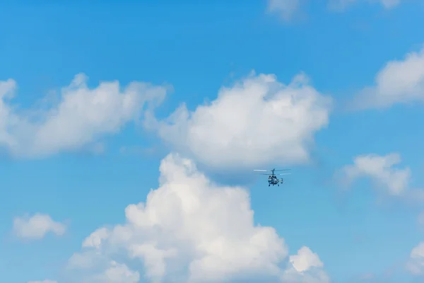 青空にヘリコプターを操縦します 航空輸送 ヘリコプターは 曇り空で飛ぶ 光色回転翼航空機 — ストック写真