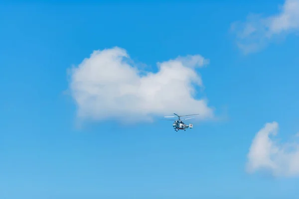 Flying Helicopter Blue Sky Air Transport Helicopter Flies Cloudy Sky — Stock Photo, Image