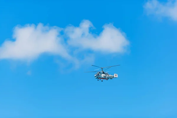 Flying Helicopter Blue Sky Air Transport Helicopter Flies Cloudy Sky — Stock Photo, Image