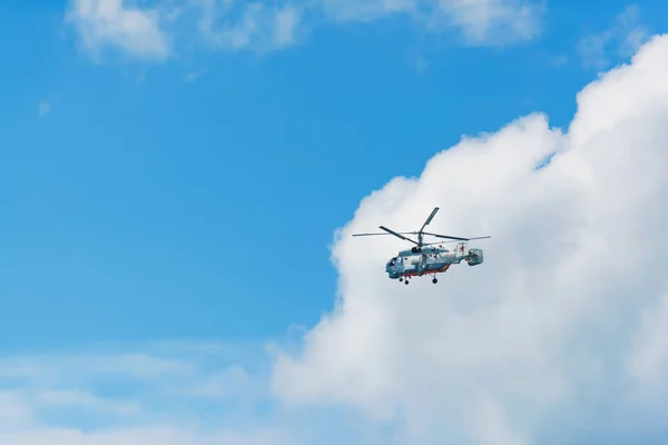 Repülő Helikopter Ellen Kék Légi Közlekedés Helikopter Repül Felhős Világos — Stock Fotó