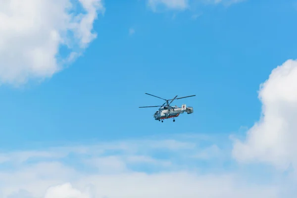 Repülő Helikopter Ellen Kék Légi Közlekedés Helikopter Repül Felhős Világos — Stock Fotó