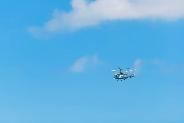 Helicóptero Voador Contra Céu Azul Transporte Aéreo Helicóptero Voa Céu — Fotografia de Stock