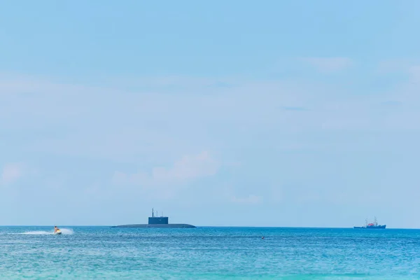 Лодка Плывет Морю Вода Синяя Черное Море Волны Поверхности Воды — стоковое фото