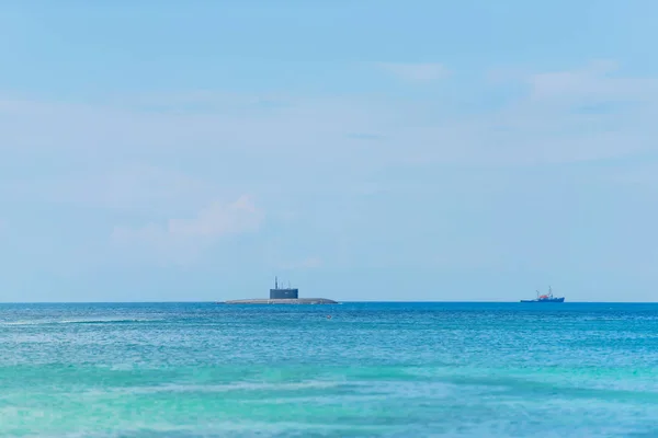 Лодка Плывет Морю Вода Синяя Черное Море Волны Поверхности Воды — стоковое фото