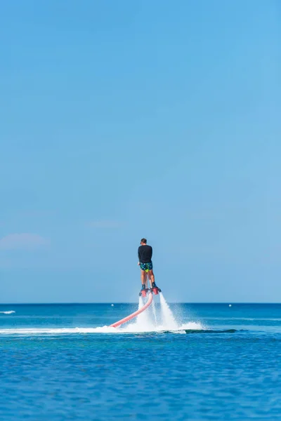 Agua Deporte Extremo Tipo Está Volando Flyboard Acuático Descanso Extremo —  Fotos de Stock