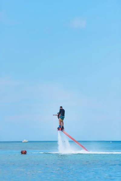 Agua Deporte Extremo Tipo Está Volando Flyboard Acuático Descanso Extremo —  Fotos de Stock