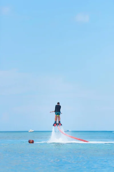 Agua Deporte Extremo Tipo Está Volando Flyboard Acuático Descanso Extremo — Foto de Stock