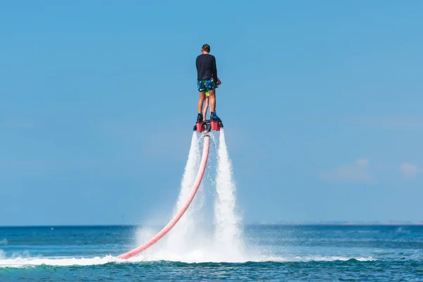 Su aşırı spor. Adam su flyboard uçuyor. Deniz aşırı dinleniyor. Bir sürü su basıncı.