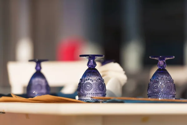 Tisch Restaurant Gläser Für Getränke Aus Blauem Glas Geschirr Auf — Stockfoto