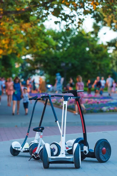 Gyroscooter Stojí Parku Hoverboardy Pro Jízdu Pozadí Zelených Stromů Procházka — Stock fotografie