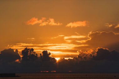 Sivastopol 'da gün batımı. Yaz aylarında Karadeniz 'de deniz günbatımı. Defne güzel günbatımı.