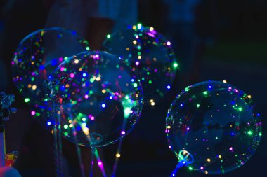 İçinde çelenk olan şeffaf balon. Hava parlayan topları. Fuarda büyülü balon.