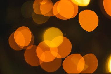 Garland ve oyuncaklar ile Noel ağacı. Fotoğraf bokeh. Garland dahil. Sarı ve Turuncu Işık Ampüller.