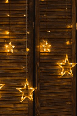 Ahşap ekranda yıldızlar ile Noel çelenk. Ev yapımı dekorasyon. İş ve güzellik. Ek aydınlatma.