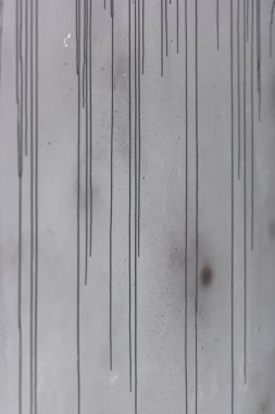 Gri duvarın dokusu. Duvar boya lekeleri ile. Çatı tarzında duvarlar dekorasyon. Duvarda sprey boya. Grunge tarzında gri arka plan.