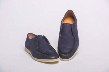 Mavi erkek ayakkabıları. Beyaz bir arka planda erkek ayakkabıları. Rahat ayakkabılar. Rahat erkek ayakkabıları