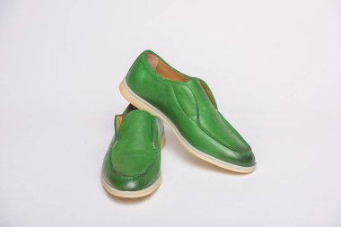 Yeşil erkek ayakkabıları. Beyaz bir arka planda erkek ayakkabıları. Rahat ayakkabılar. Rahat erkek ayakkabıları