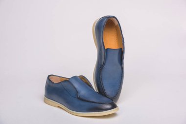 Mavi erkek ayakkabıları. Beyaz bir arka planda erkek ayakkabıları. Rahat ayakkabılar. Rahat erkek ayakkabıları