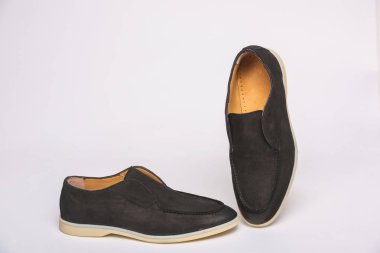 Beyaz taban ile siyah erkek ayakkabıları. Beyaz bir arka planda erkek ayakkabıları. Rahat ayakkabılar. Rahat erkek ayakkabıları