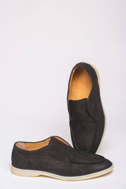 Beyaz taban ile siyah erkek ayakkabıları. Beyaz bir arka planda erkek ayakkabıları. Rahat ayakkabılar. Rahat erkek ayakkabıları