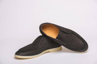 Beyaz taban ile siyah erkek ayakkabıları. Beyaz bir arka planda erkek ayakkabıları. Rahat ayakkabılar. Rahat erkek ayakkabıları