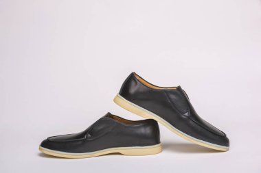 Beyaz taban ile siyah erkek ayakkabıları. Beyaz bir arka planda erkek ayakkabıları. Rahat ayakkabılar. Rahat erkek ayakkabıları