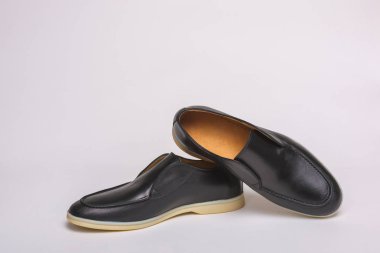 Beyaz taban ile siyah erkek ayakkabıları. Beyaz bir arka planda erkek ayakkabıları. Rahat ayakkabılar. Rahat erkek ayakkabıları