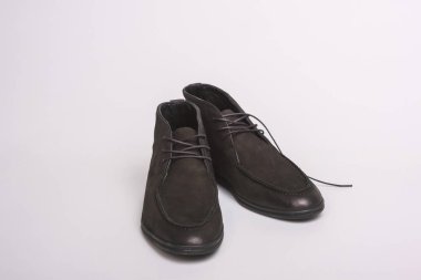 Beyaz taban ile siyah erkek ayakkabıları. Beyaz bir arka planda erkek ayakkabıları. Rahat ayakkabılar. Rahat erkek ayakkabıları