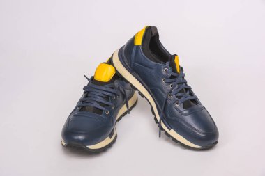 Mavi erkek spor ayakkabıları, beyaz taban. Beyaz bir arka planda erkek ayakkabıları. Rahat ayakkabılar. Dantel ile rahat erkek ayakkabıları