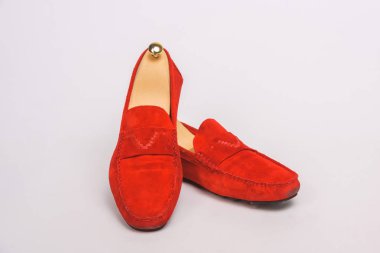 Kırmızı erkek Loafer 'lar. Beyaz bir arka planda erkek ayakkabıları. Renkli mokasinler