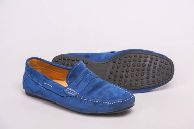 Mavi erkek Loafer 'lar. Beyaz bir arka planda erkek ayakkabıları. Renkli mokasinler