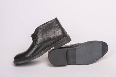 Siyah erkek botları, dantellerle. Beyaz bir arka planda erkek ayakkabıları. Siyah coşkun Ayakkabı.