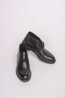 Siyah erkek botları, dantellerle. Beyaz bir arka planda erkek ayakkabıları. Siyah coşkun Ayakkabı.