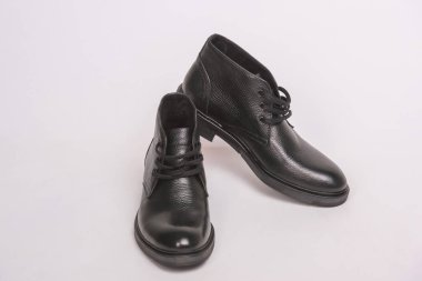 Siyah erkek botları, dantellerle. Beyaz bir arka planda erkek ayakkabıları. Siyah coşkun Ayakkabı.