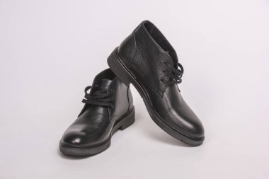 Siyah erkek botları, dantellerle. Beyaz bir arka planda erkek ayakkabıları. Siyah coşkun Ayakkabı.