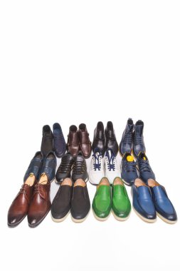 Beyaz arka planda çok renkli erkek ayakkabıları. Bir sürü erkek ayakkabısı var. Erkek Ayakkabı türleri. Botlar, Ayakkabı ve ayakkabılar