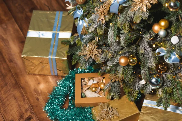 Regali Natale Sotto Albero Decorazione Natalizia Nei Colori Oro Blu — Foto Stock