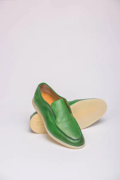 Πράσινα Αντρικά Παπούτσια Ανδρικά Παπούτσια Λευκό Φόντο Απλά Παπούτσια Άνετα — Φωτογραφία Αρχείου