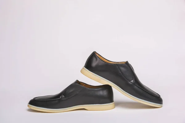 Παπούτσια Μαύρων Λευκή Σόλα Ανδρικά Παπούτσια Λευκό Φόντο Απλά Παπούτσια — Φωτογραφία Αρχείου