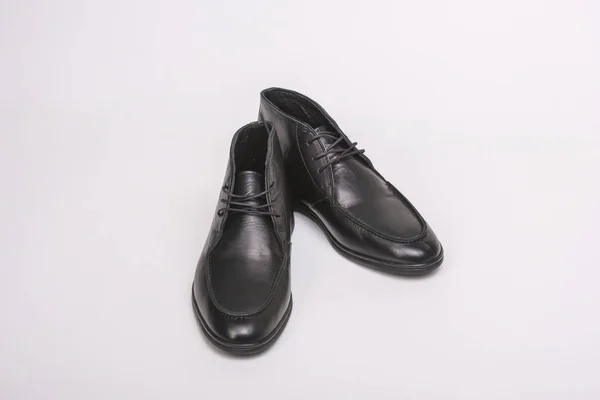 黑色男鞋 白色鞋底 白色背景上的男鞋 休闲鞋 舒适的男式鞋 — 图库照片