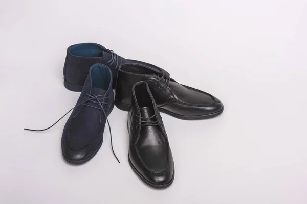 Кольорове Чоловіче Взуття Білому Тлі Різнокольорове Взуття Поспіль Стильні Чоботи — стокове фото
