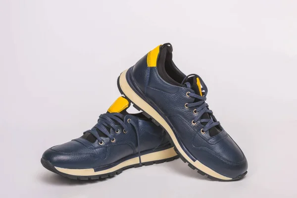 Blauwe Mannen Sneakers Met Witte Zool Herenschoenen Een Witte Achtergrond — Stockfoto