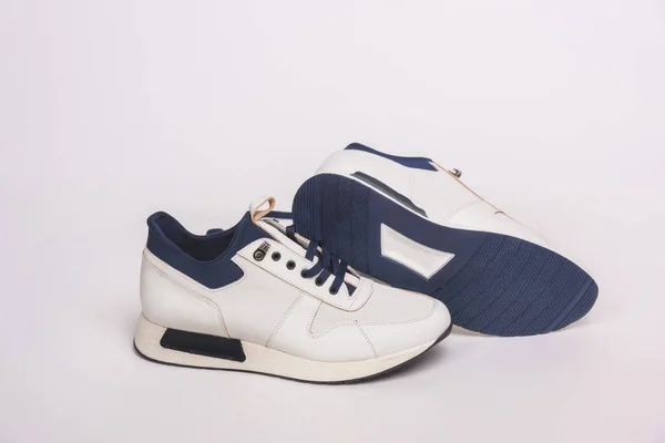 Blauwe Mannen Sneakers Met Witte Zool Herenschoenen Een Witte Achtergrond — Stockfoto