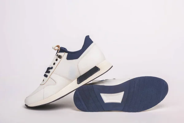 Blauwe Mannen Sneakers Met Witte Zool Herenschoenen Een Witte Achtergrond — Stockfoto