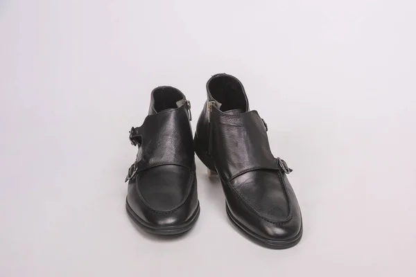 黑色男人的靴子与扣子 白色背景上的男鞋 黑色僧人表带 — 图库照片