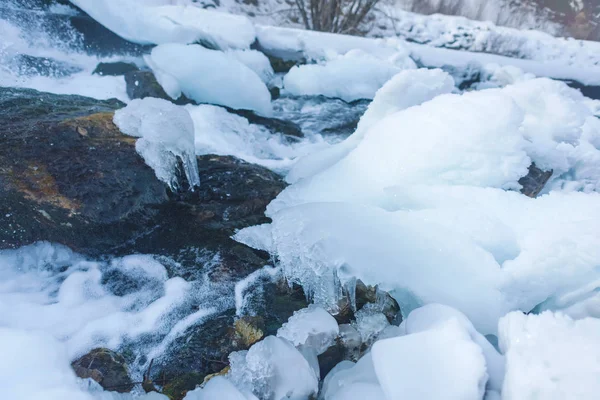 Bevroren Water Kanaal Berg Rivier Winter Kers Bank Van Stream — Stockfoto