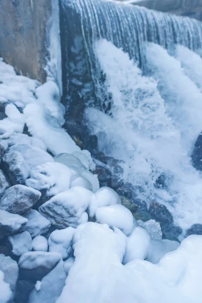 Canale Dell Acqua Congelato Fiume Montagna Inverno Ghiaccio Sulla Riva — Foto Stock